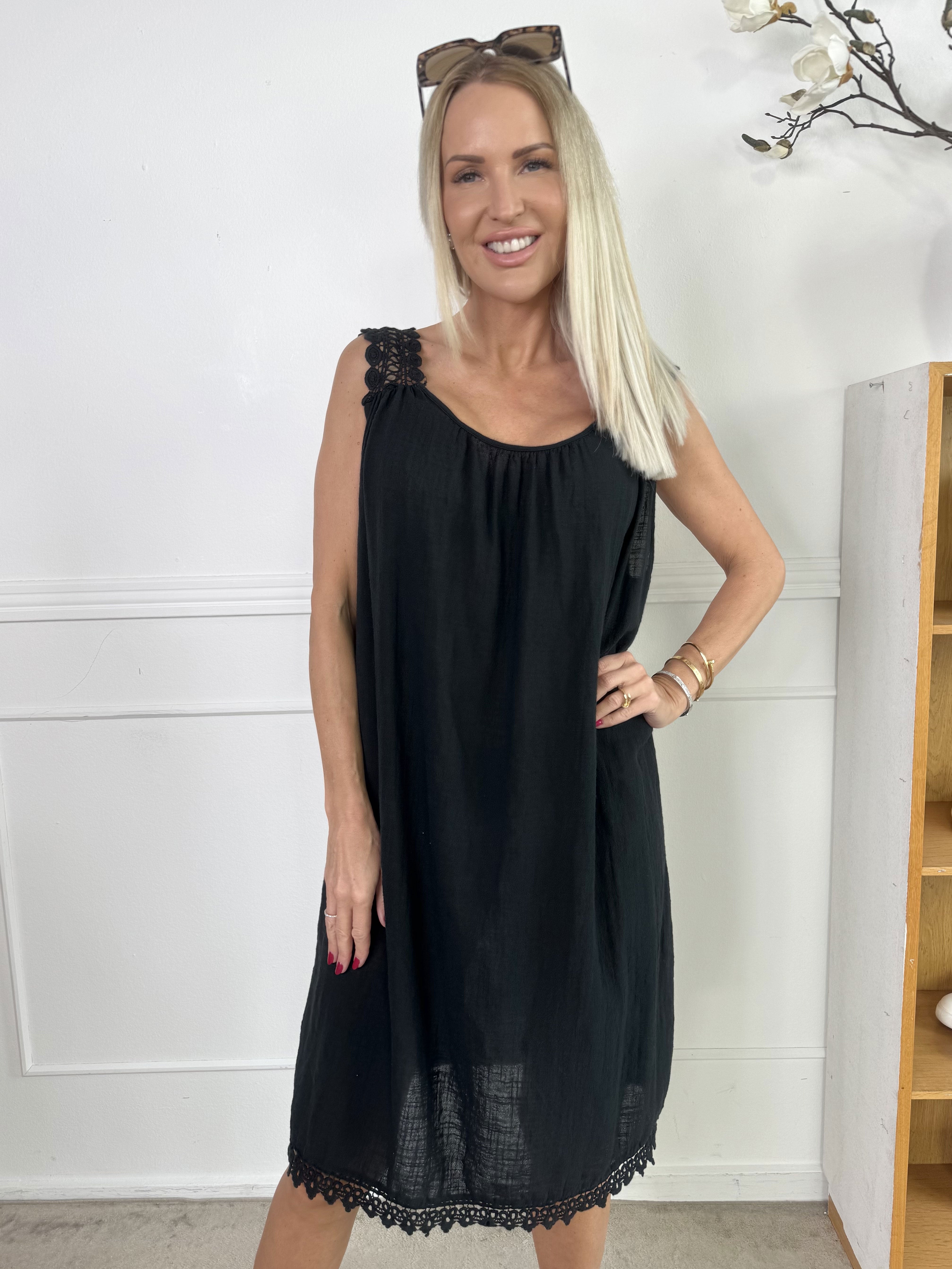 Zella - Sød sommerkjole i bomuld med broderet stropper